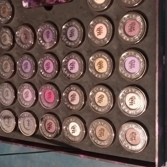 RARE URBAN DECAY THE MOTHER LODE 68 MIND BLOWING SHADES. ONE MASSIVE COL… - Picture 3 of 10